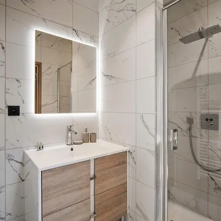 Luxury Penthouse - Panoramic Views, Walkway Balcony, Private Floor Daire