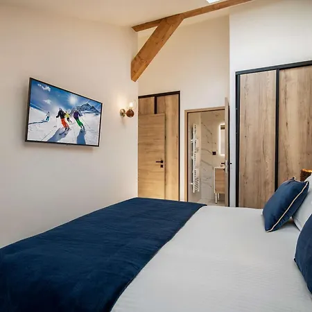 Luxury Penthouse - Panoramic Views, Walkway Balcony, Private Floor Apartment *