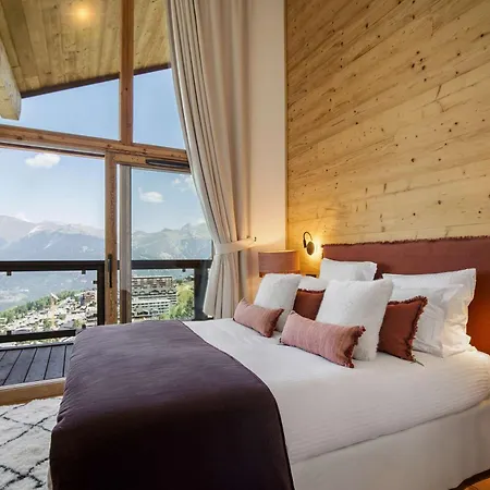 Luxury Penthouse - Panoramic Views, Walkway Balcony, Private Floor Daire