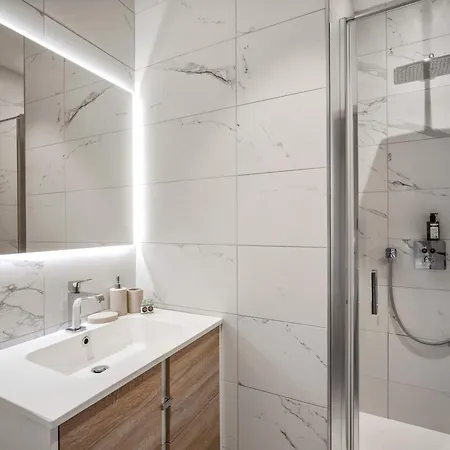 Luxury Penthouse - Panoramic Views, Walkway Balcony, Private Floor *