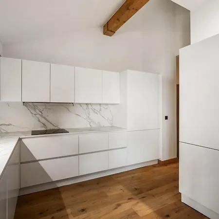 Апартаменты Luxury Penthouse - Panoramic Views, Walkway Balcony, Private Floor