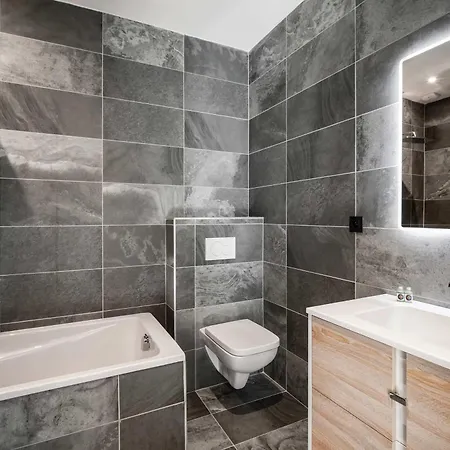 Luxury Penthouse - Panoramic Views, Walkway Balcony, Private Floor