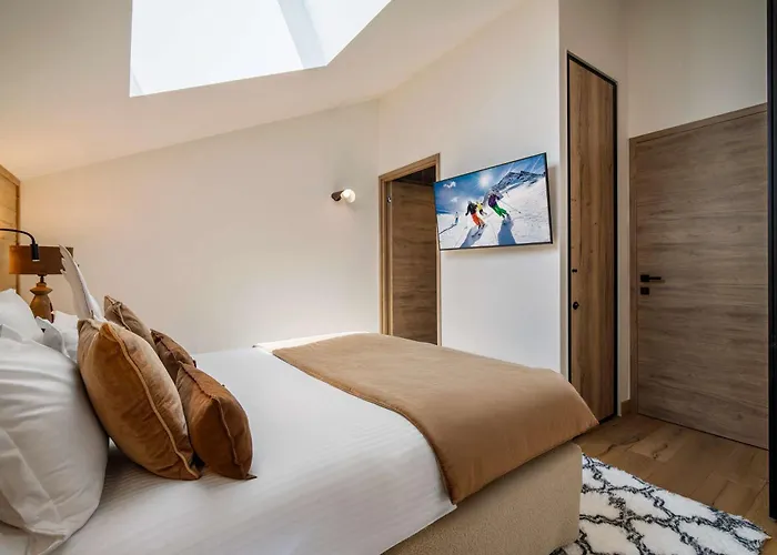 Luxury Penthouse - Panoramic Views, Walkway Balcony, Private Floor