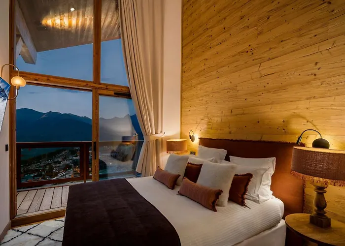 Luxury Penthouse - Panoramic Views, Walkway Balcony, Private Floor *