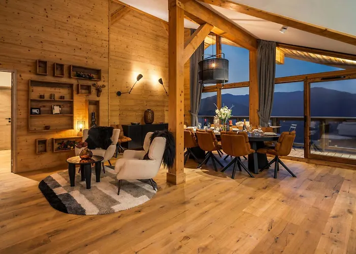 Luxury Penthouse - Panoramic Views, Walkway Balcony, Private Floor 公寓