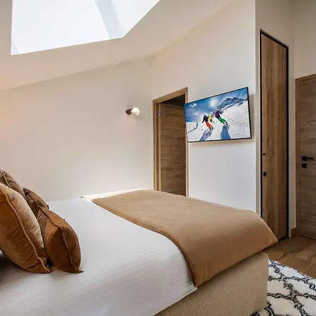 Luxury Penthouse - Panoramic Views, Walkway Balcony, Private Floor