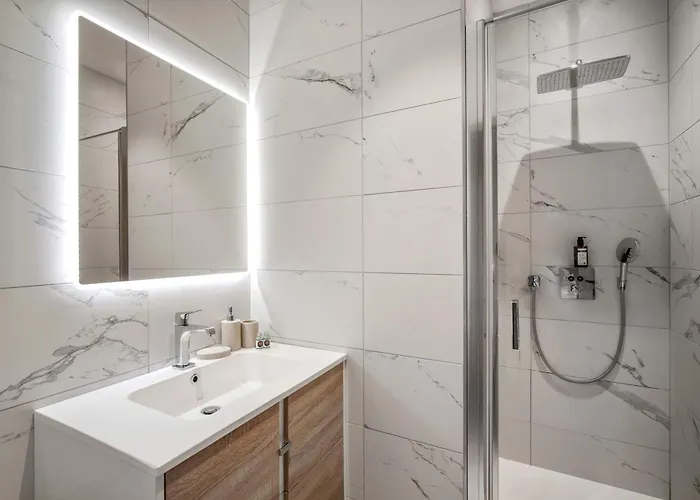 Luxury Penthouse - Panoramic Views, Walkway Balcony, Private Floor *