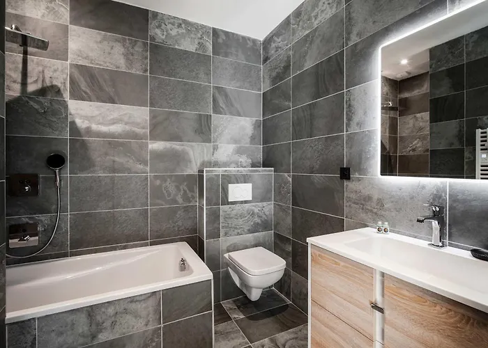 Luxury Penthouse - Panoramic Views, Walkway Balcony, Private Floor